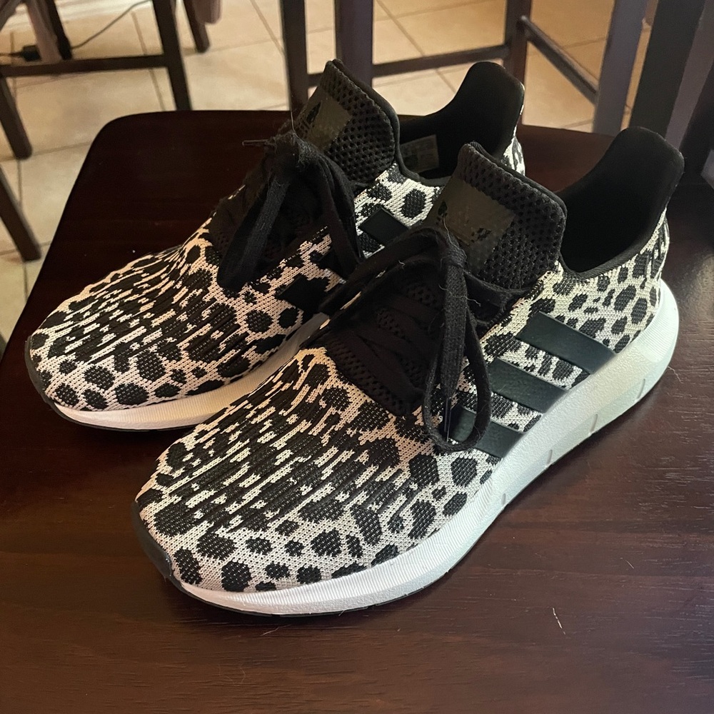 Women’s 9.5 Adidas swift run leopard print